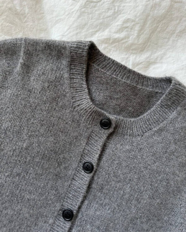 Lähikuva PetiteKnit Maggie Cardigan -takista