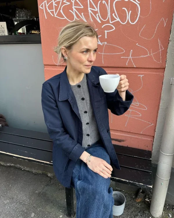 PetiteKnit Maggie Cardigan -neuletakki mallin päällä, jakun alla