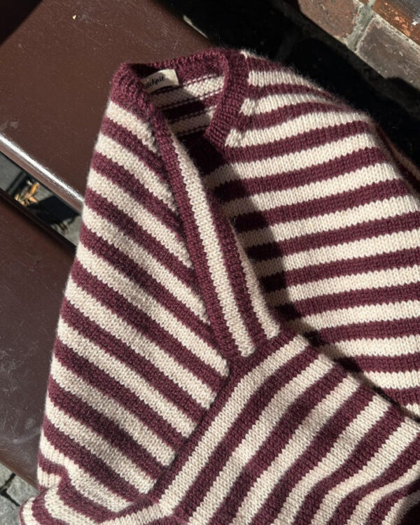 Lähikuva PetiteKnit Olga Jacket -takin hartialinjasta