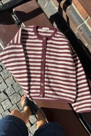 Raidallinen PetiteKnit Olga Jacket ulkona penkillä