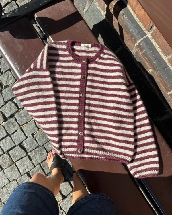 Raidallinen PetiteKnit Olga Jacket ulkona penkillä