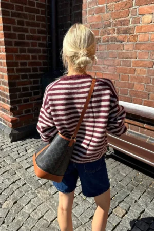 PetiteKnit Olga Jacket takaa kuvattuna mallin päällä