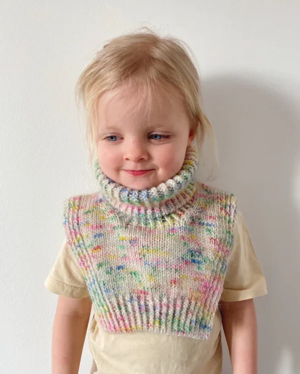 Pastellinkirjava lasten kauluri PetiteKnit Terrazzo Neck Junior, lapsen päällä