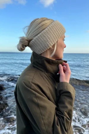 Beige PetiteKnit Weekend Headband -pääpanta mallin päässä