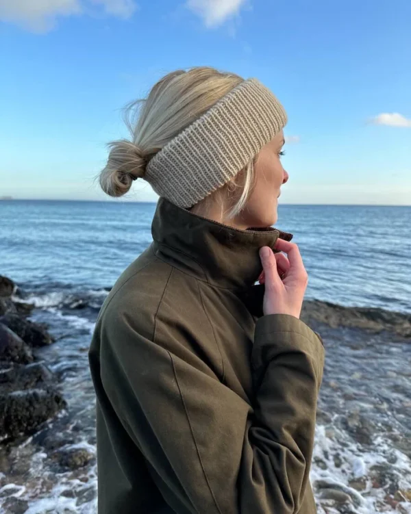 Beige PetiteKnit Weekend Headband -pääpanta mallin päässä