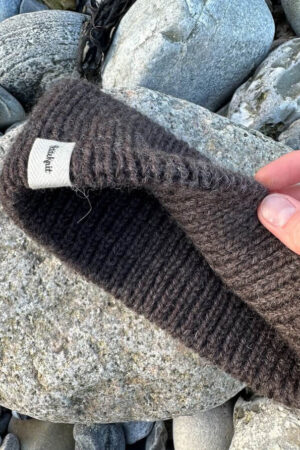 Lähikuva PetiteKnit Weekend Headband -pääpannan taitteesta