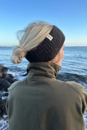 Tummanharmaa PetiteKnit Weekend Headband -pääpanta mallin päässä