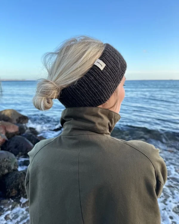 Tummanharmaa PetiteKnit Weekend Headband -pääpanta mallin päässä