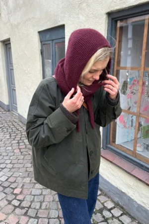 PetiteKnit Sophie Hood -huppuhuivi mallin päässä