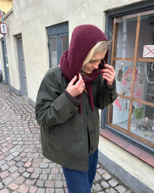 PetiteKnit Sophie Hood -huppuhuivi mallin päässä