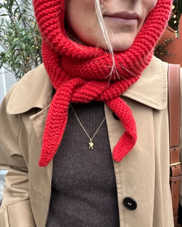 Lähikuva PetiteKnit Sophie Hood -huppuhuivista