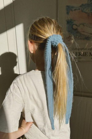 PetiteKnit Sophie Scarf hiuksissa