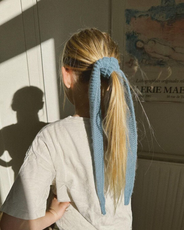 PetiteKnit Sophie Scarf hiuksissa