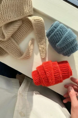Kolme eri väristä PetiteKnit Sophie Scarf -pikkuhuivia rullalla