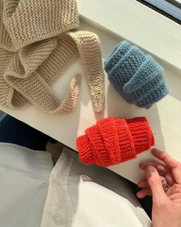 Kolme eri väristä PetiteKnit Sophie Scarf -pikkuhuivia rullalla
