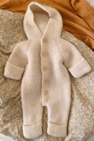 PetiteKnit Selma´s Sleep Suit -vauvanpuku (suomi)