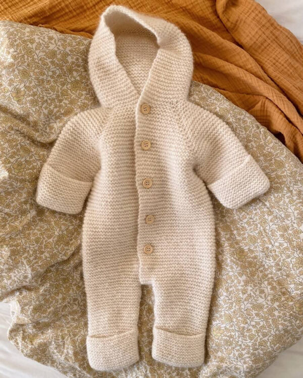 PetiteKnit Selma´s Sleep Suit -vauvanpuku (suomi)