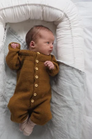 PetiteKnit Anker´s Onesie -haalri pienen vauvan yllä.