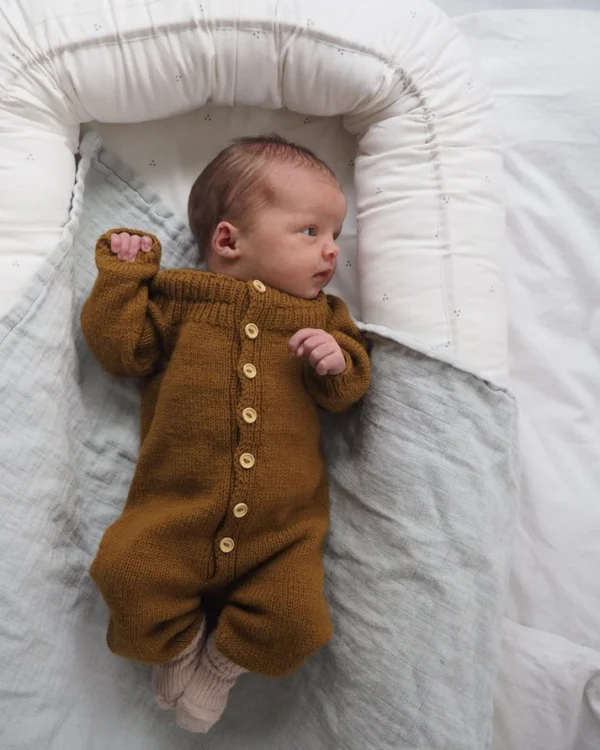PetiteKnit Anker´s Onesie -haalri pienen vauvan yllä.