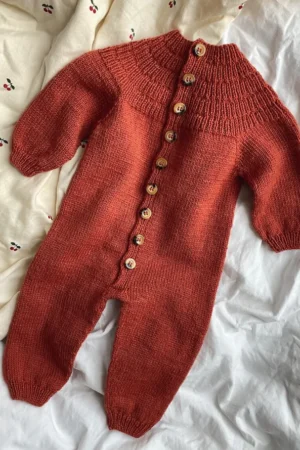 PetiteKnit Anker´s Onesie, vauvan kokohaalari. Englanninkielinen ohje. Haalari tasolle levitettynä.