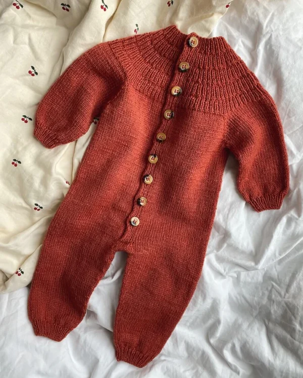 PetiteKnit Anker´s Onesie, vauvan kokohaalari. Englanninkielinen ohje. Haalari tasolle levitettynä.