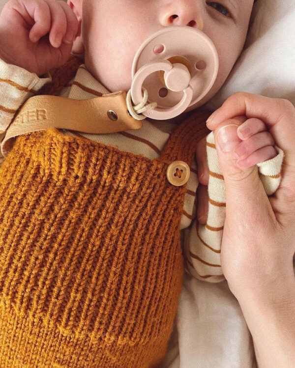 PetiteKnit Willum´s Overalls. Lähikuva lappuhaalarin yläosasta.