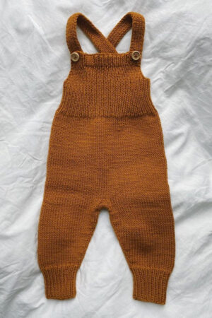 PetiteKnit Willum´s Overalls -lappuhaalarit tasolle levitettynä. Englanninkielinen ohje.