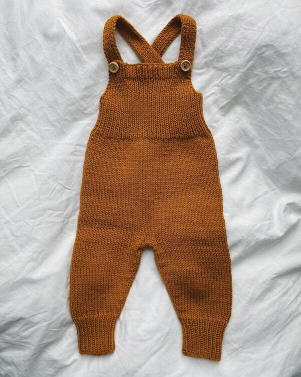 PetiteKnit Willum´s Overalls -lappuhaalarit tasolle levitettynä. Englanninkielinen ohje.