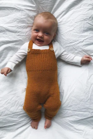PetiteKnit Willum´s Overalls. Lappuhaalait vauvan yllä, edestä kuvattuna.