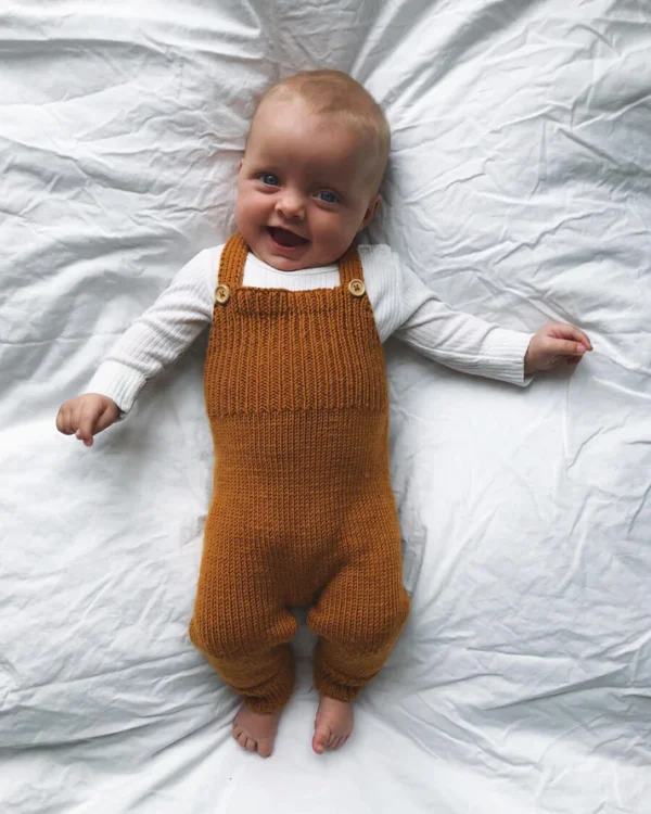 PetiteKnit Willum´s Overalls. Lappuhaalait vauvan yllä, edestä kuvattuna.