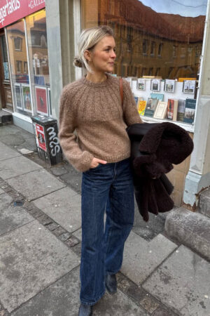 PetiteKnit Sunday Sweater mallin yllä, edestä kuvattuna
