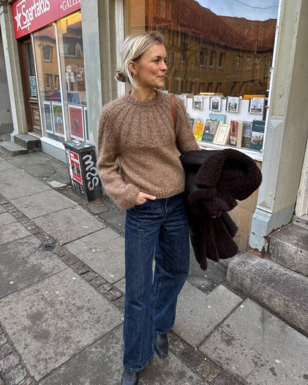PetiteKnit Sunday Sweater mallin yllä, edestä kuvattuna