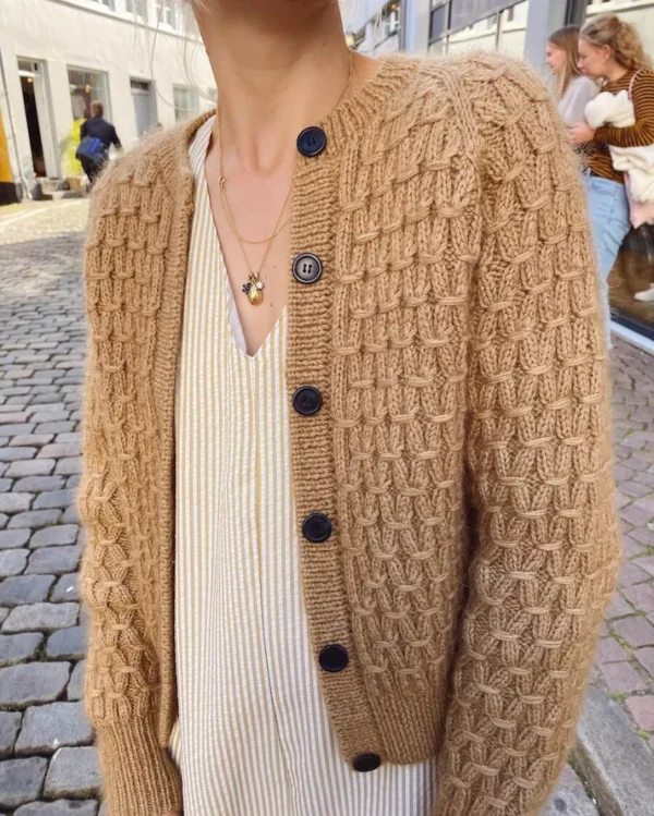 Neuletakki PetiteKnit Jenny Jacket mallin yllä, edestä kuvattuna