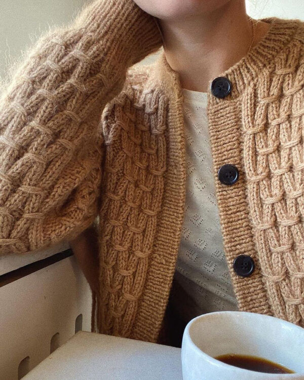 Neuletakki PetiteKnit Jenny Jacket mallin yllä, edestä kuvattuna, lähikuva
