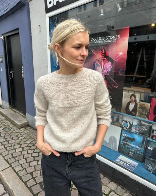 Anker's Sweater mallin päällä, edestä kuvattuna