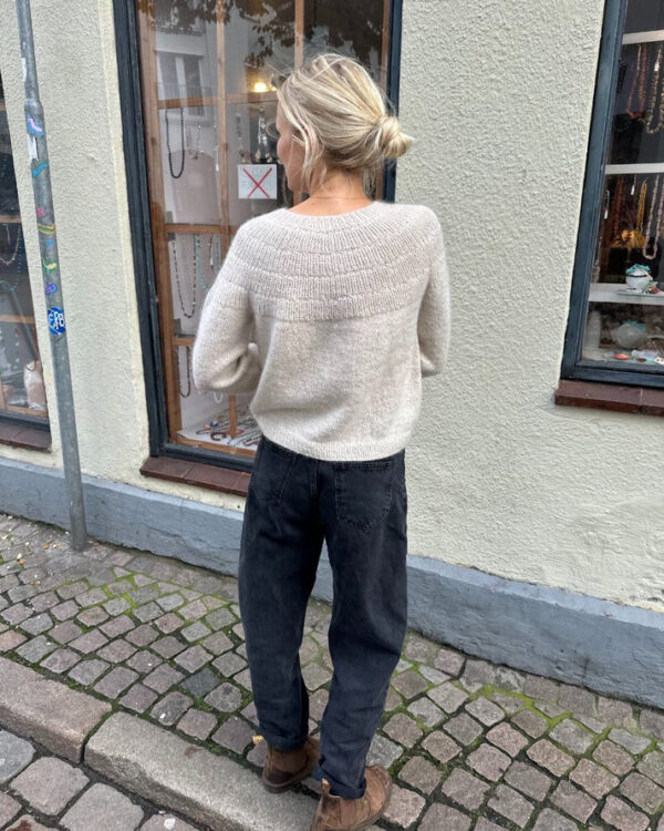 Anker's Sweater mallin päällä, takaa kuvattuna