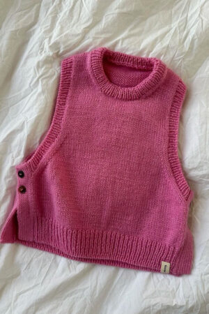 PetiteKnit Lulu Slipover Junior, lasten neuleliivi, pinkki, tasolle levitettynä