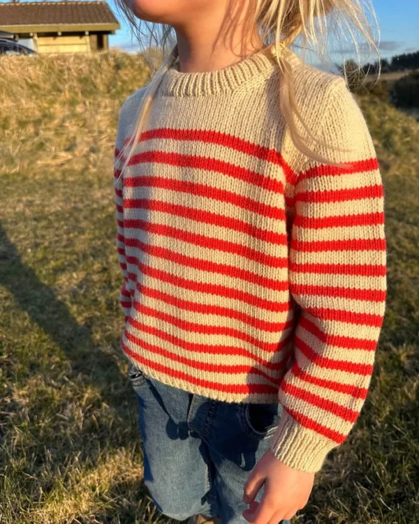 PetiteKnit Lyon Sweater Junior, raidallinen neulepusero edestä kuvattuna