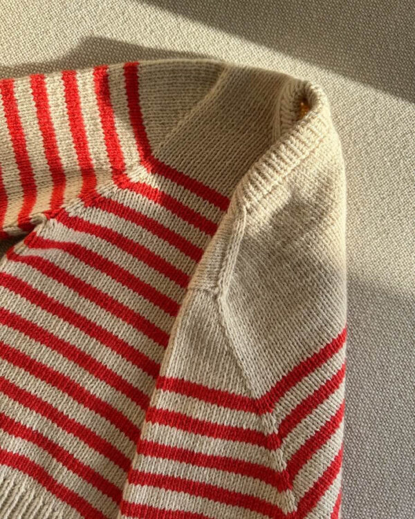 PetiteKnit Lyon Sweater Junior, lasten raidallinen neulepusero, lähikuva hartia- ja hihalinjasta.