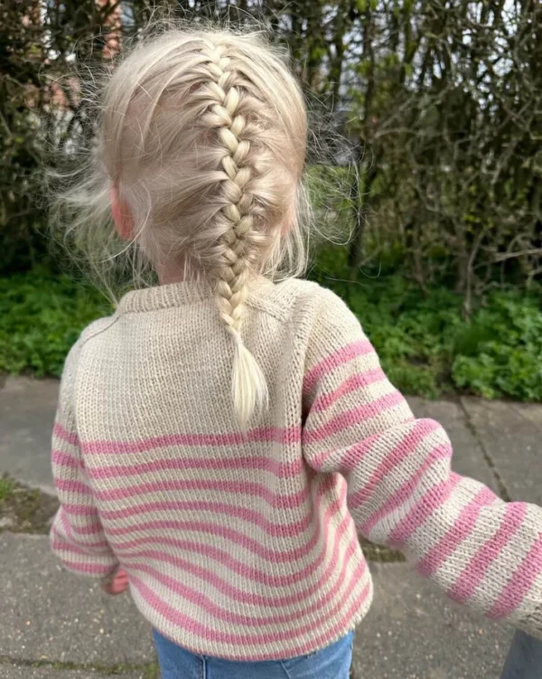PetiteKnit Lyon Sweater Junior mallin päällä takaa kuvattuna, raidallisen puseron väreinä on vaalea beige ja vaaleanpunainen.