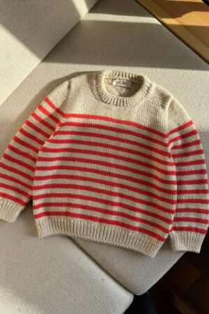 PetiteKnit Lyon Sweater Junior, raidallinen neulepusero tasolle levitettynä, puna-valkoinen