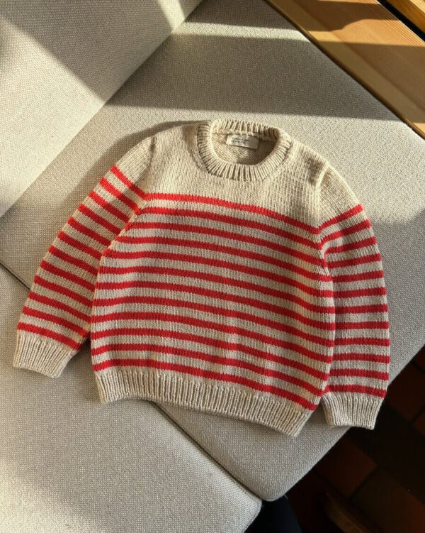 PetiteKnit Lyon Sweater Junior, raidallinen neulepusero tasolle levitettynä, puna-valkoinen