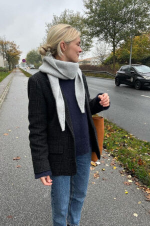 PetiteKnit Sophie Shawl -huivi, vaaleanharmaa, kuvattuna mallin kaulalla.
