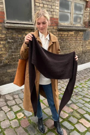 PetiteKnit Sophie Shawl -huivi on pitkä kolmionmallinen huivi. Kuvassa tummanruskeana auki levitettynä.