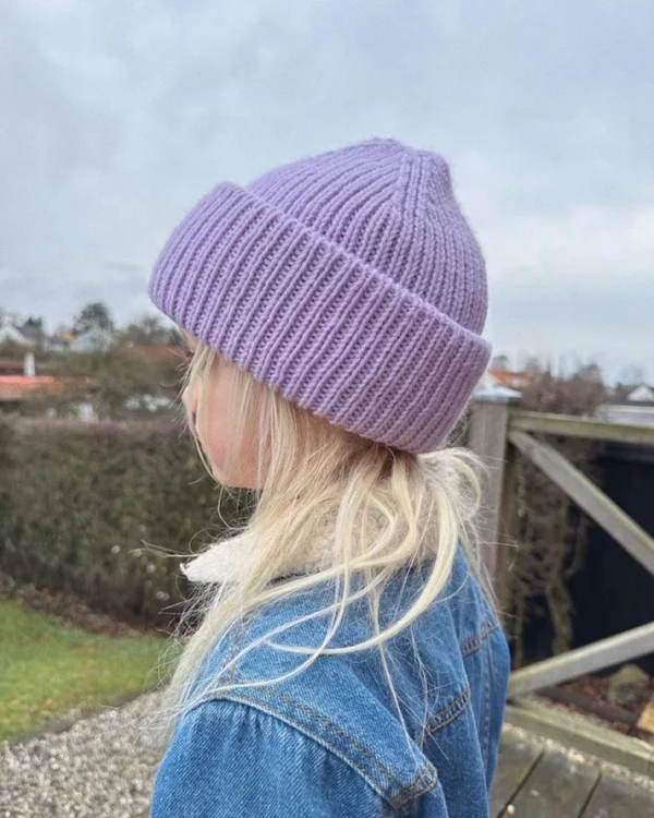 PetiteKnit Weekend Hat -pipo lapsen päässä, liila,