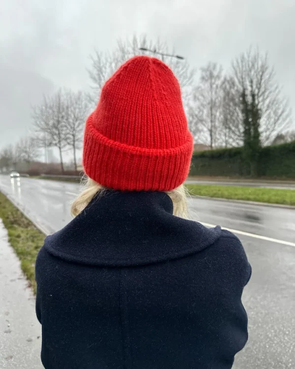 PetiteKnit Weekend Hat -pipo, kirkkaan punaisena, mallin päässä, takaa kuvatuna