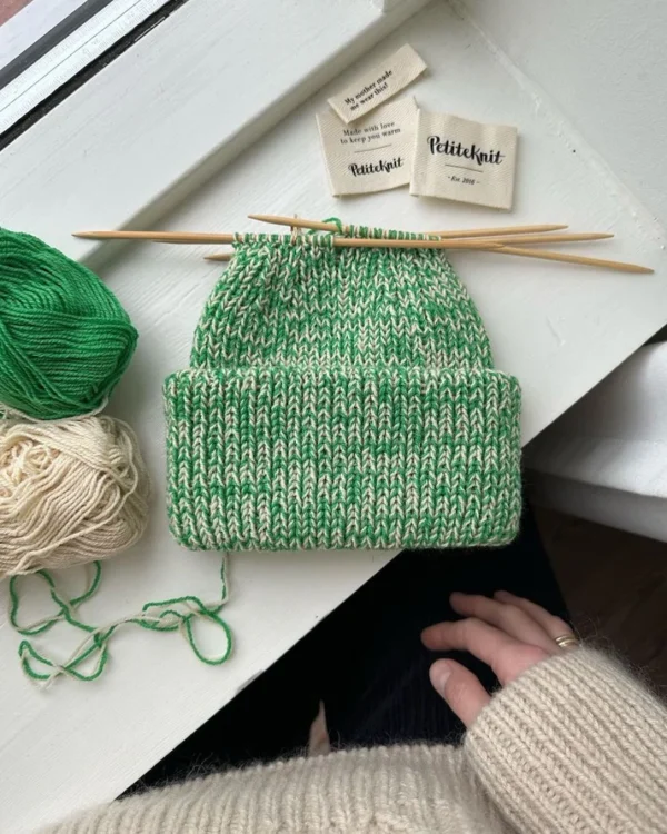 PetiteKnit Weekend Hat -pipo viher-valkoisena, kahdella eri värisellä langalla neulottuna. Ohjeessa on kokoja vauvasta aikuiseen.