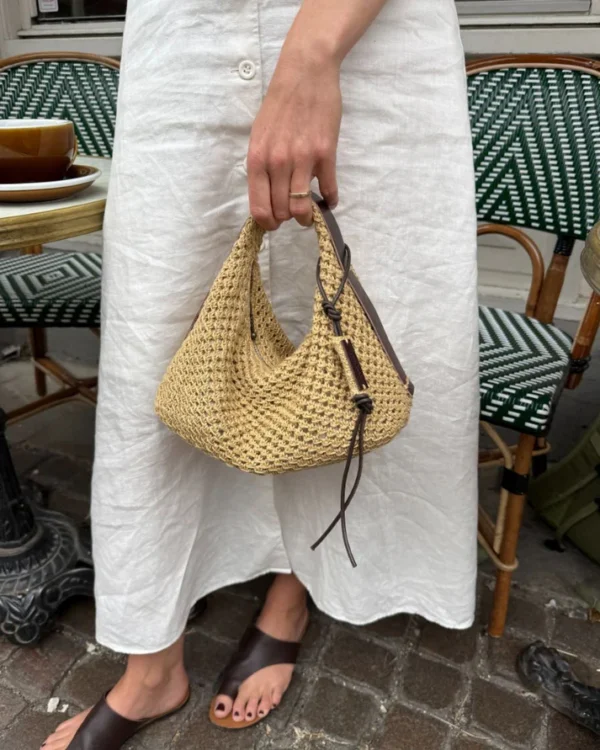 PetiteKnit Juno Bag -laukku mallin kädessä