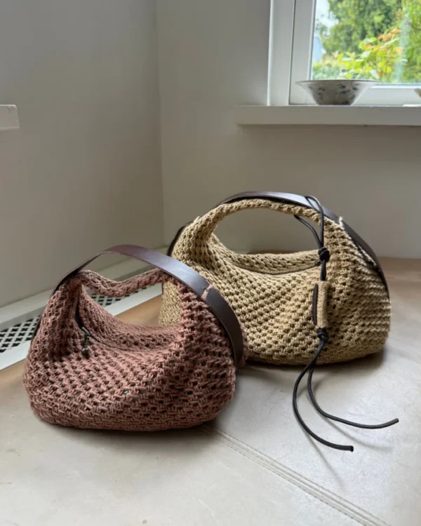 Kaksi PetiteKnit Juno Bag -laukkua, roosa ja beige
