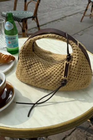 PetiteKnit Juno Bag -laukku pöydällä kuvattuna